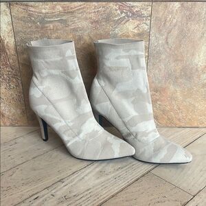 Mia Ankle Boots Women Size 7.5 McKinney Camouflage Sock beige Boots